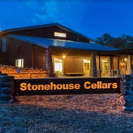 Bed And Barrel At Stonehouse Cellars Bed & Breakfast